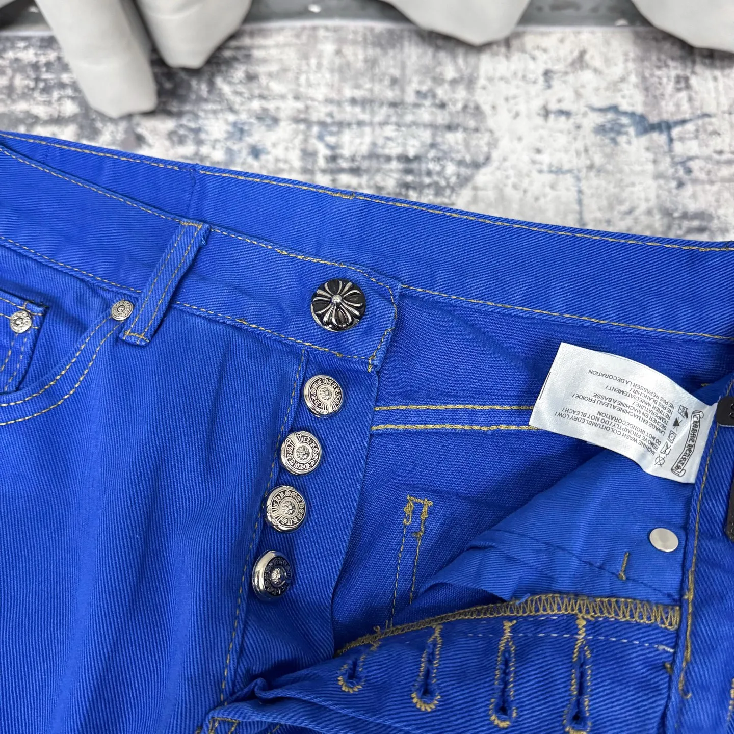 P260 Chrome hearts｜ch Chrome hearts London limited dopamine blue leather jeans, counter price 22W level, patchwork cross pattern embellishment, washed jeans! ! An absolutely high-end luxury product, a 1.9W-level god-level single product, a super popular product, made by top heavy industry, a magic weapon that cannot be missed! [About Zangyin] This is an extremely luxurious fashion brand that can also be called the aristocracy of the high street. It has always been an exclusive brand for some hipsters or rich second generations. Compared with ordinary high streets, it is more luxurious and noble. Compared with luxury brands, it is more fashionable and individual. It has always been a brand that I have a special liking for. [Top heavy industry fashion design] Consistently high-street luxury style. Speaking of this style, the Zangyin family and GU family are definitely the leading representative brands. Especially the Zangyin family has really achieved a state-of-the-art effect in creating high-street style. The unique washed material is used to create this style. The color system is already quite eye-catching. After it is decorated with patchwork cross flowers, it cleverly highlights the charm of the brand. Secondly, this style uses classic The high-waist cutting design highlights the long legs and fashionable temperament of the upper body. The brand is highly recognizable and the slim fit configuration is more suitable for daily wear. It is a product that interprets personality, fashion, and specifications at a glance. This single product is enough to make any fan excited. It can be a white T-shirt for a youthful college style, or a tight suspender for a royal style. It has strong matching ability and can be easily controlled by men.  [Materials and craftsmanship] Needless to say, this point goes without saying. As an excellent craftsman brand, Zangyin’s requirements for details and craftsmanship are really perfect. The washed color of this model has gone through so many processes, not to mention the embellishment of denim appliques. It is also purely hand-made and sewn. Just like what they believe in, only hand-made things have soul and have the meaning of wear. A top-notch heavy-duty fashionable denim item, I look forward to your perfect interpretation! !   Color: Dark blue Size: S-XL (28 30 32 34) Pants length: 101/103/105/107 Waist: 78/82/86/90 Recommended height: 170/175/180/185 Recommended weight: 120/140/160/180